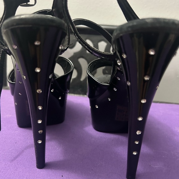 Elle Size 7
1 1/2 inch platform
Only worn once for a photoshoot - Picture 4 of 4